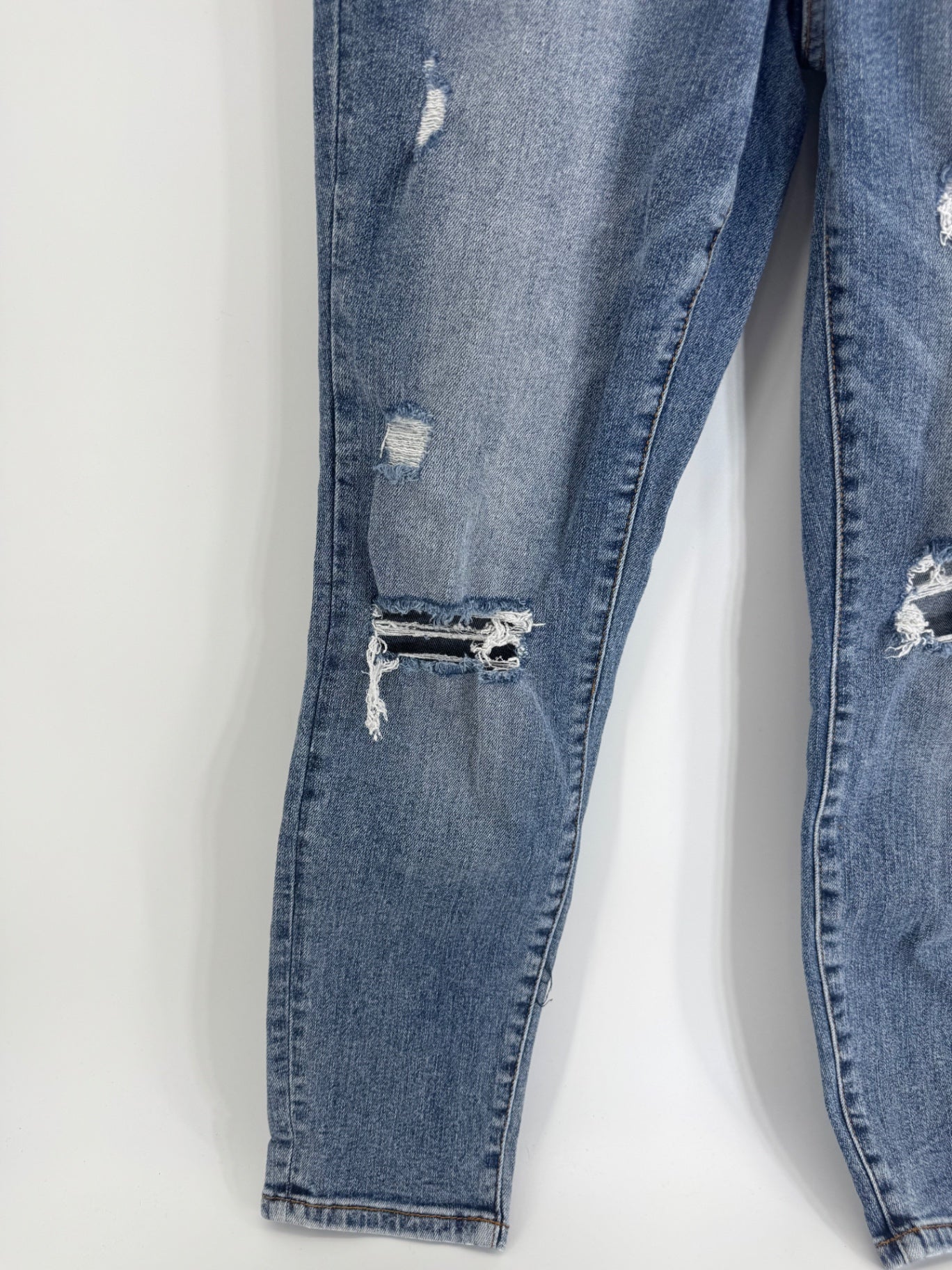 Judy Blue  - Slim Fit Jeans - Distressed - Sz 26