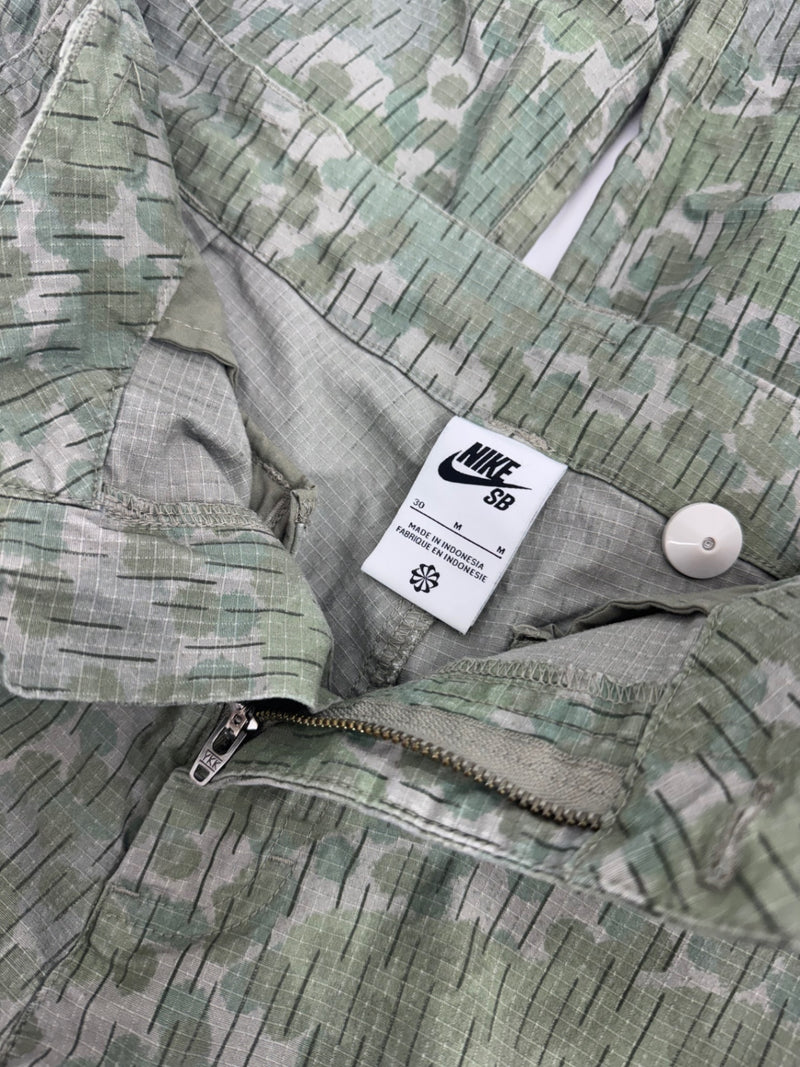 Nike SB Camo Cargo Pants Straight Leg Men’s Sz Medium/30