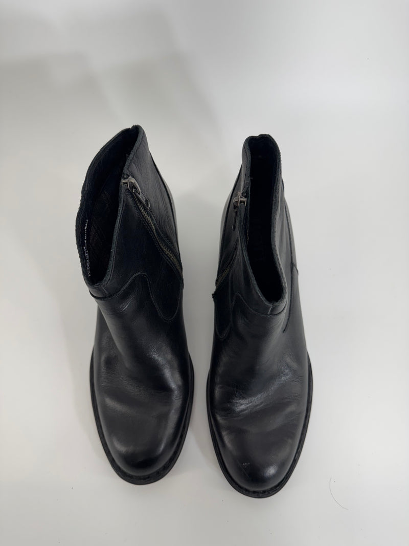 Born Black Leather Chelsea Round Toe Boots