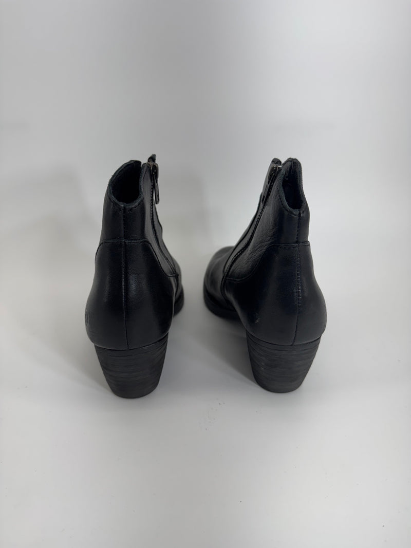 Born Black Leather Chelsea Round Toe Boots