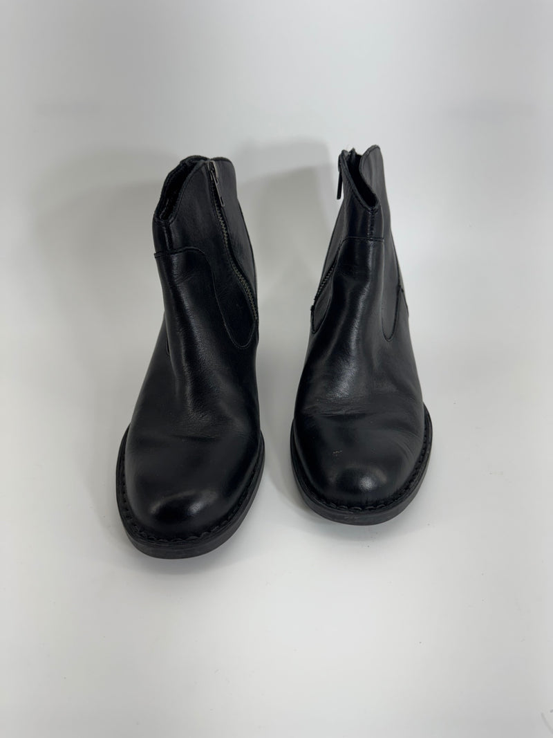 Born Black Leather Chelsea Round Toe Boots