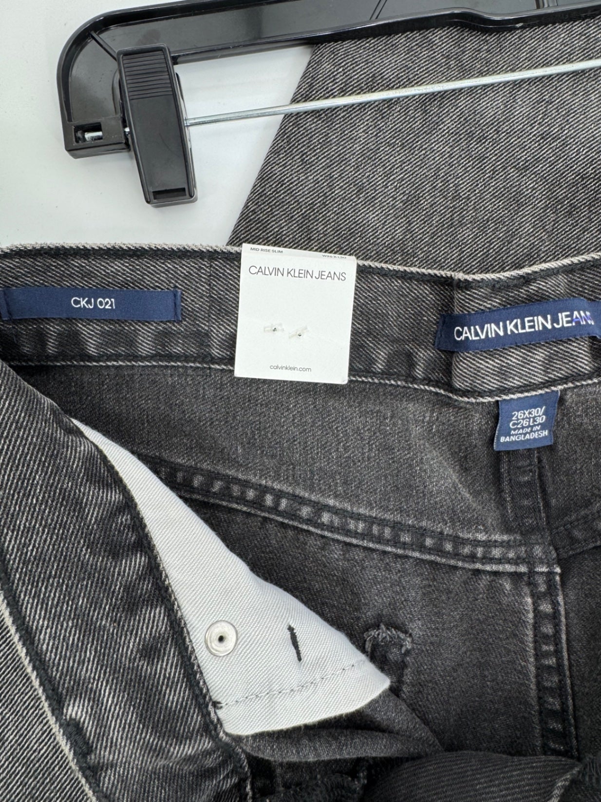 Calvin Klein Women's CKJ 021 Mid Rise Slim Leg Jeans, Bondi Black Sz 26
