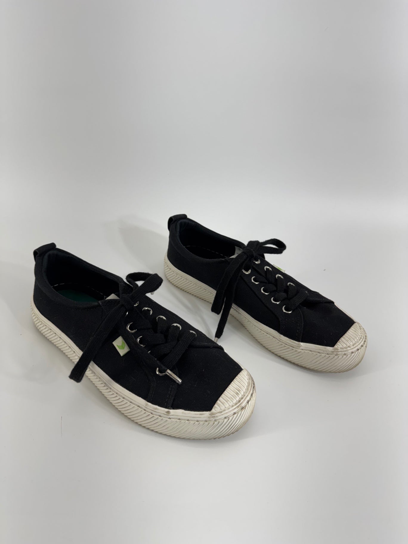 Cariuma Black Low Top Sneakers