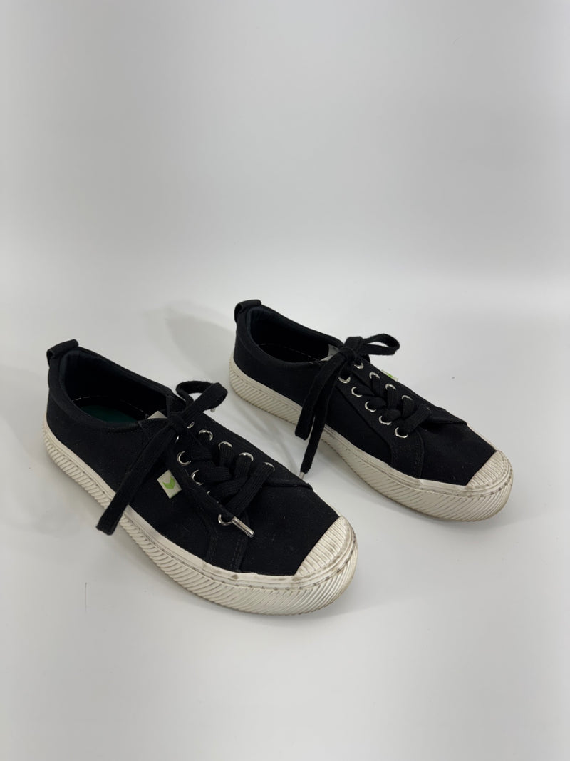 Cariuma Black Low Top Sneakers
