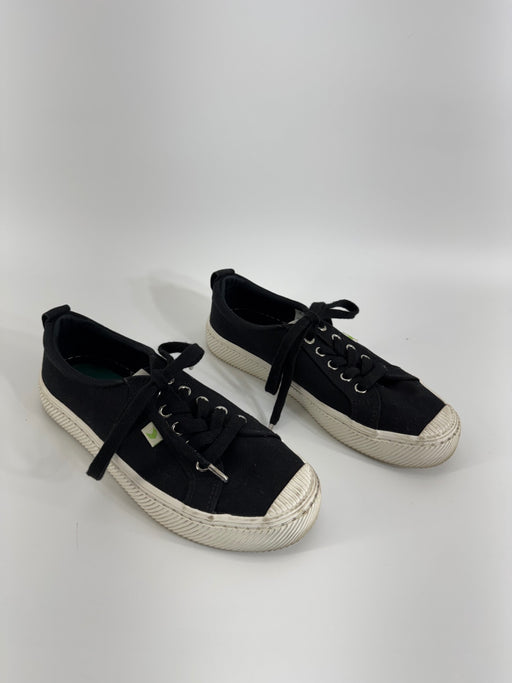 Cariuma Black Low Top Sneakers