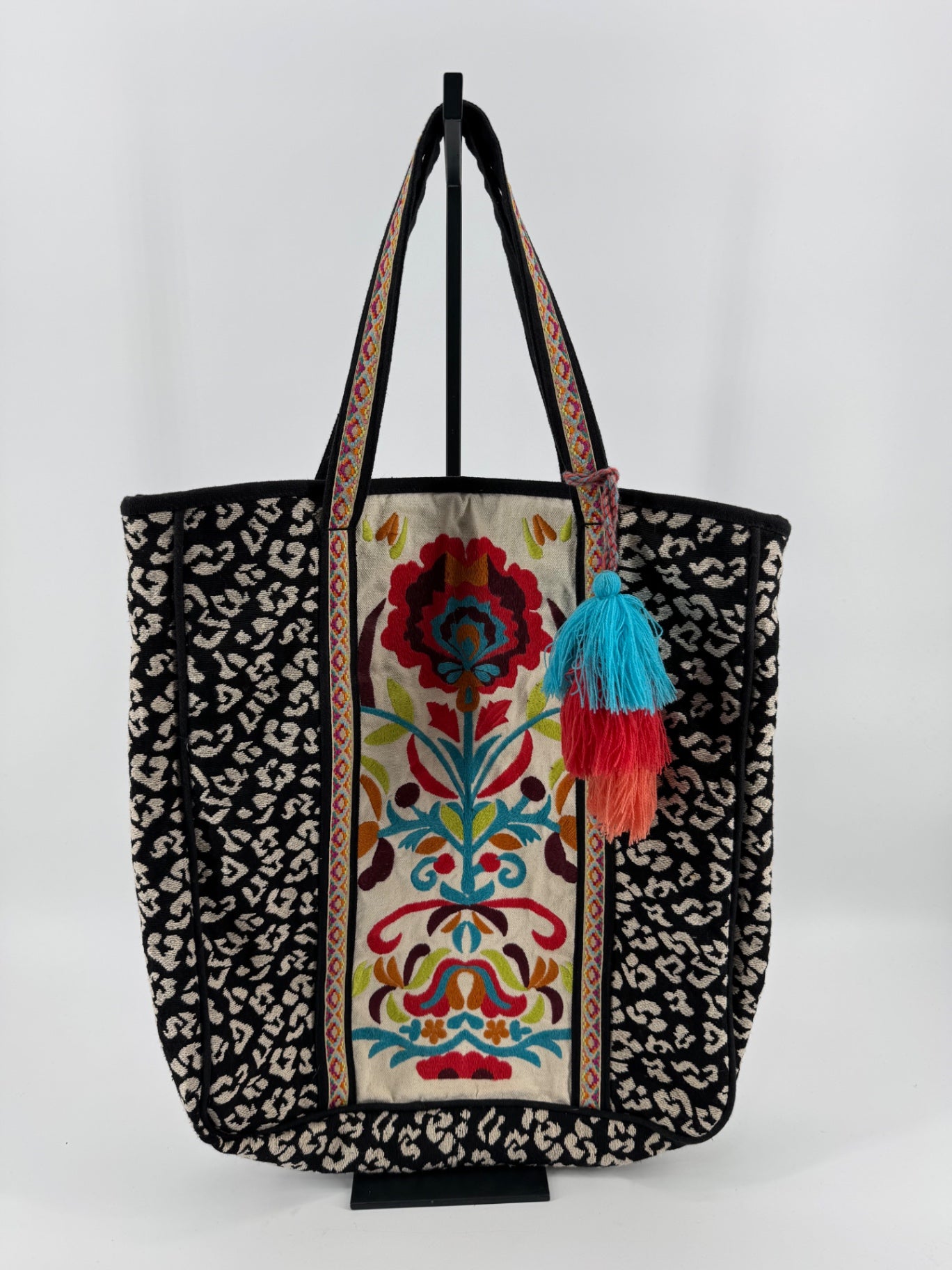 2 Chic Embroidered Shoulder Tote