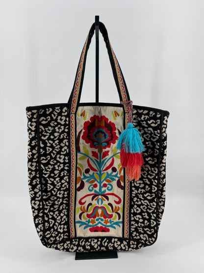 2 Chic Embroidered Shoulder Tote