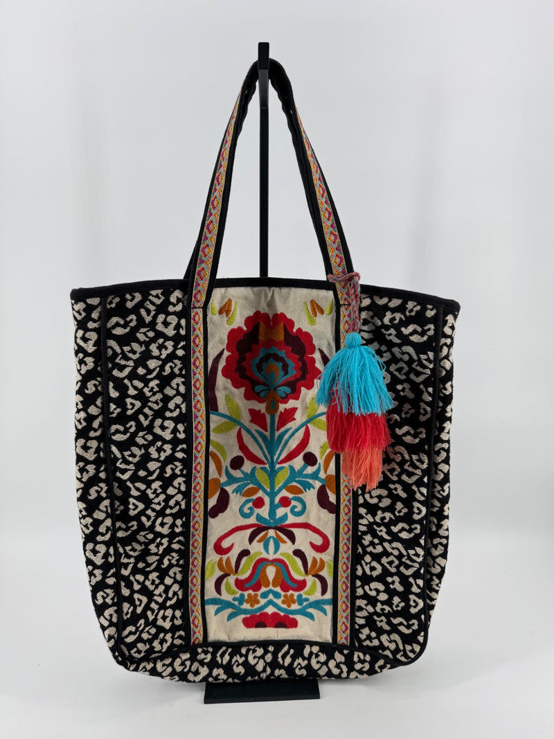 2 Chic Embroidered Shoulder Tote