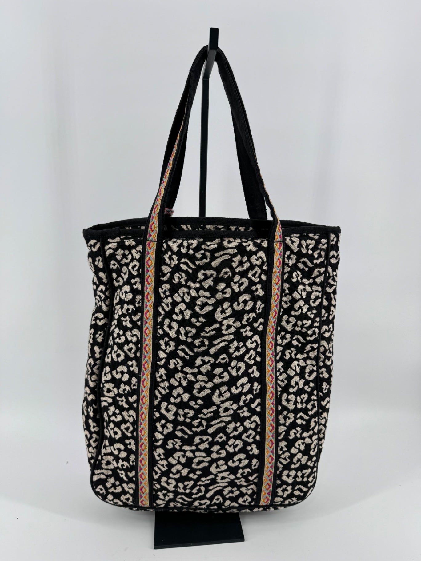 2 Chic Embroidered Shoulder Tote