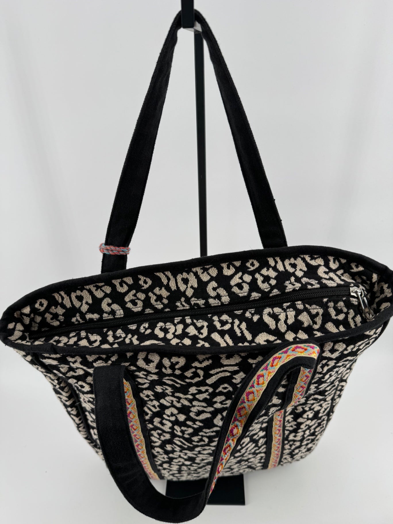 2 Chic Embroidered Shoulder Tote