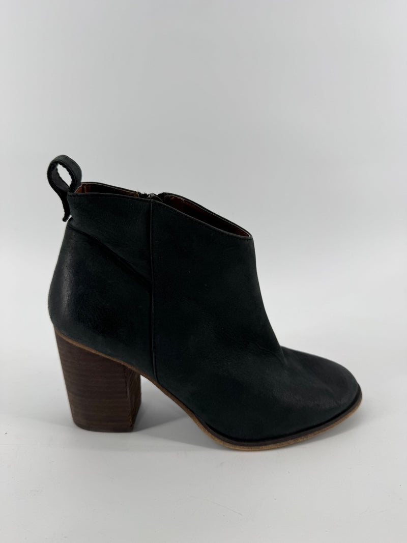 BP. Black Leather Ankle Boots Size 7.5